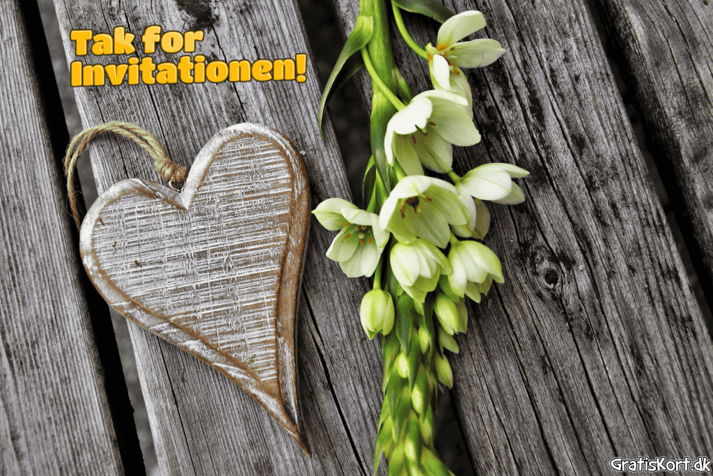 GratisKort.dk: Træhjerte og hvide blomster på en forvitret træoverflade, med orange tekst, der siger "Tag for Invitationen!" på dansk. Perfekt til at lave et hjerteligt e-kort eller sendekort, som du kan sende gratis til dine kære.