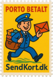 SendKort.dk: Illustration af et smilende postbud, der holder en kuvert og går med en postsæk over skulderen. Teksten lyder "PORTO BETALT" og "SendKort.dk" på en gul baggrund.